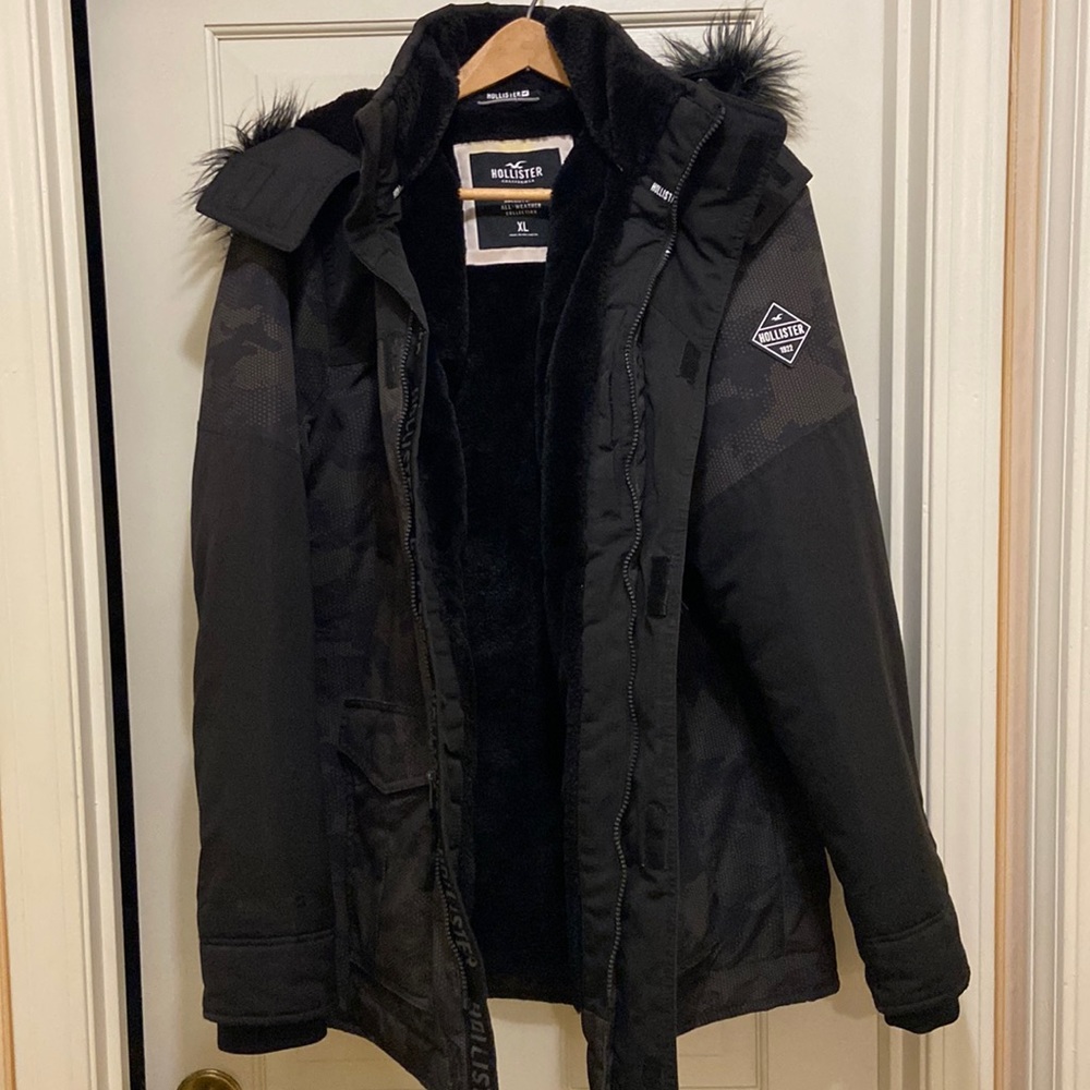 Hollister men’s winter coat.  Size XL.  Black and camo design with faux fur.